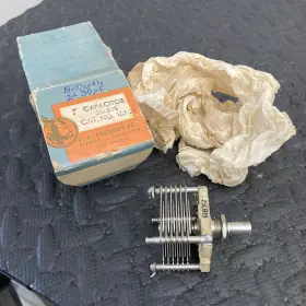 25lb15 Johnson 167-22 E.f. Capacitor